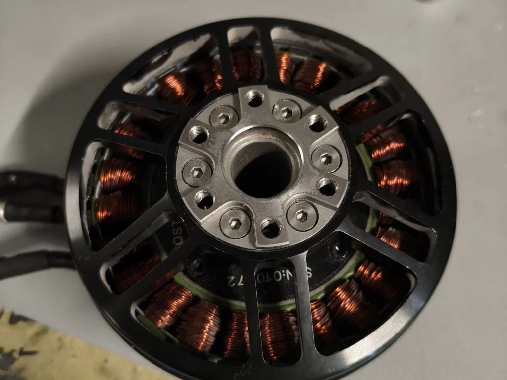 Außenläufermotor für Multikopter von oben, Wicklungen und Rotorglocke sichtbar