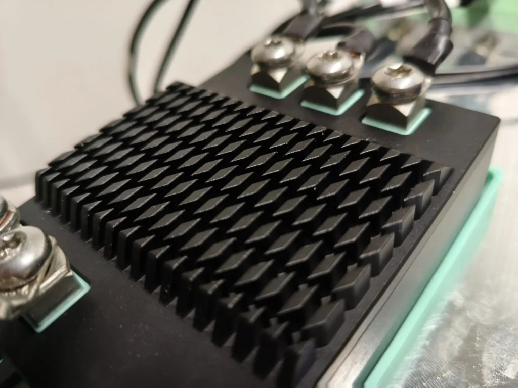 Kühlkörper des Inverters mit Phasen- und DC-Anschlüssen auf dem Prüfstand