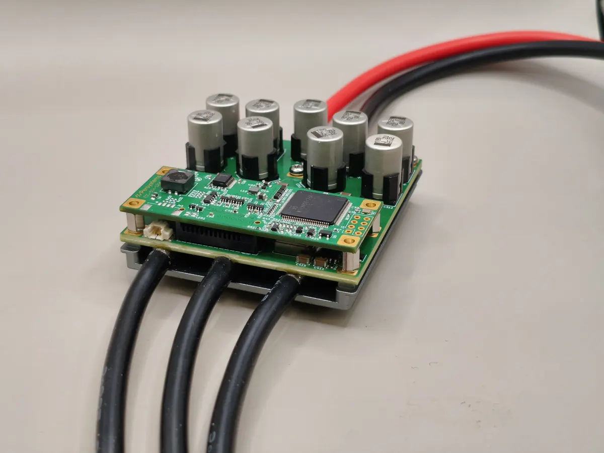 Muon Aero, Drohnenvariante ohne Kühlkörper: Steuerplatine mit Mikrocontroller und Zwischenkreiskondensatoren